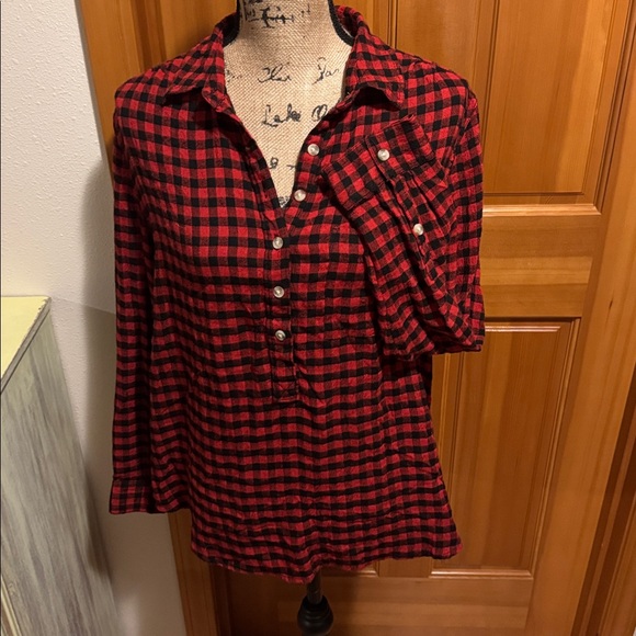 beachlunchlounge Tops - EUC Beachlunchlounge Red and Black Checkered Shirt